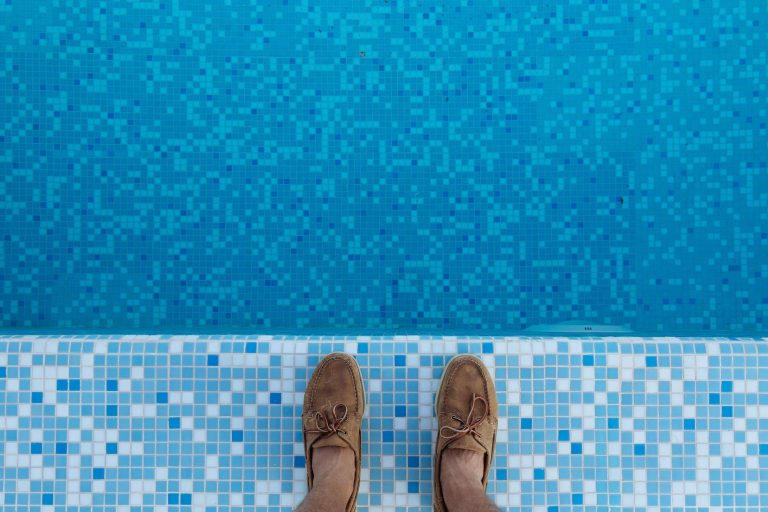 Les avantages d’une piscine à fond plat pour les jeux aquatiques
